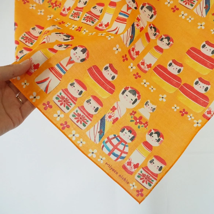 可作為絲巾的水彩手帕「東北木芥子娃娃」