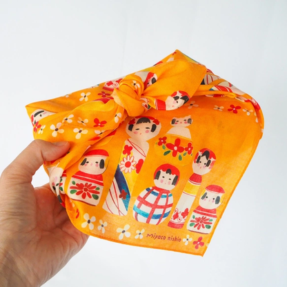 可作為絲巾的水彩手帕「東北木芥子娃娃」