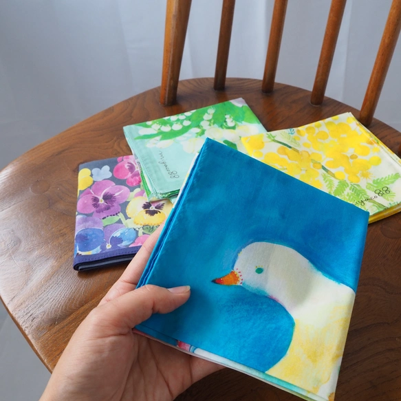 水彩畫手帕，亦可作絲巾「青鳥滿溢」