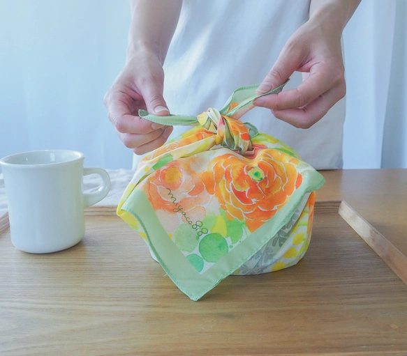 也能當作絲巾的水彩手帕「Garden」
